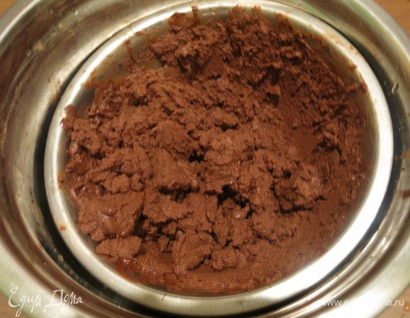 Получается шоколадный мусс. Чем больше взбиваем, тем мусс плотнее.