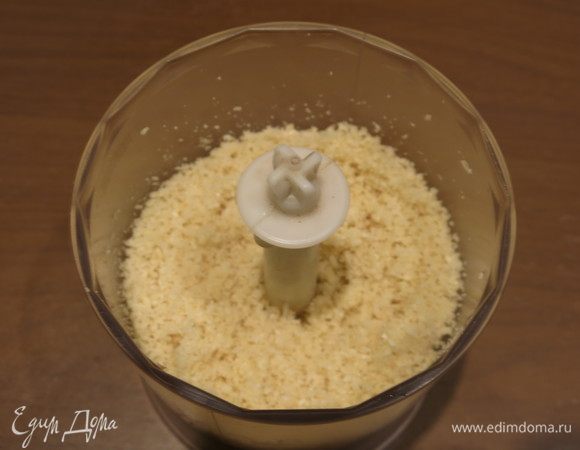 Для марципана измельчаем миндаль очищенный.