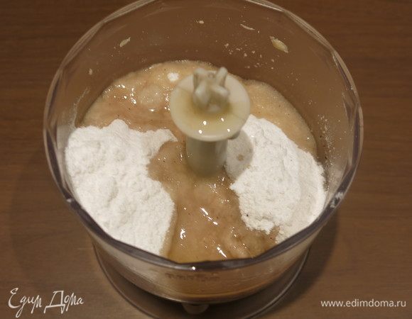 Вливаем коньяк. На этом этапе обычно добавляют розовую воду, но я проэкспериментировала и сделала «взрослый» марципан.