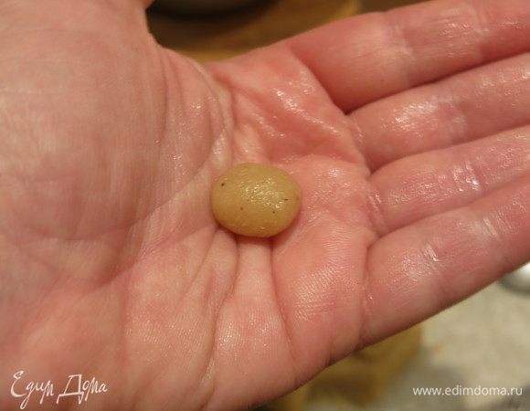 Формируем маленькие шарики марципана. Идеально шарики подморозить, тогда формировать конфеты будет легко.