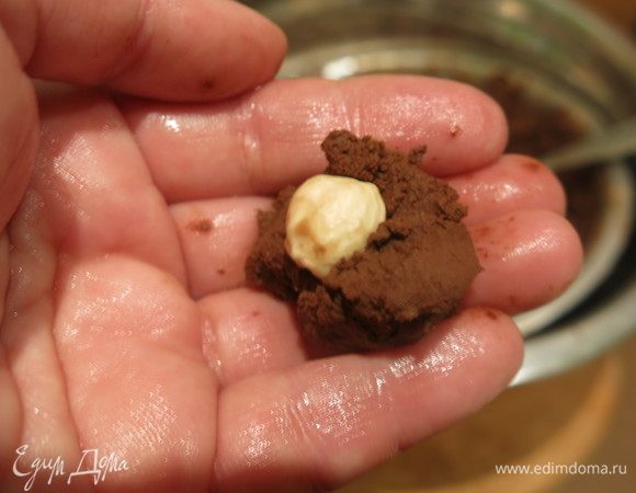 Заворачиваем начинку (или фундук, или марципан, или что-то на ваш выбор) в крем-мусс. Рекомендую работать в перчатках, в них легче формируются конфеты, есть с чем сравнивать.