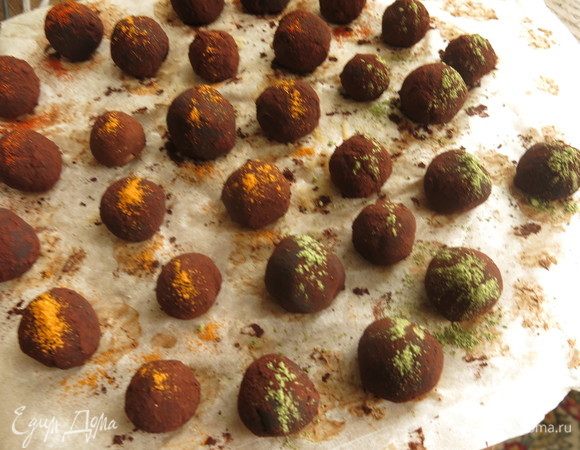 У меня конфеты без начинки, с марципаном и фундуком. Обваливаем конфеты в какао (темный), посыпаем цветной присыпкой — шафраном имеретинским, матча, перцем кайенским.