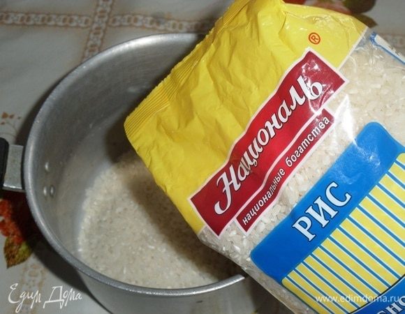 Отмеряем необходимое количество риса. Для приготовления запеканки я использую Краснодарский рис ТМ «Националь». Отличный рис для каш и запеканок!