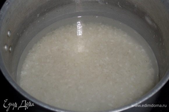 Рис промываем. Заливаем чистой водой. Солим по вкусу.