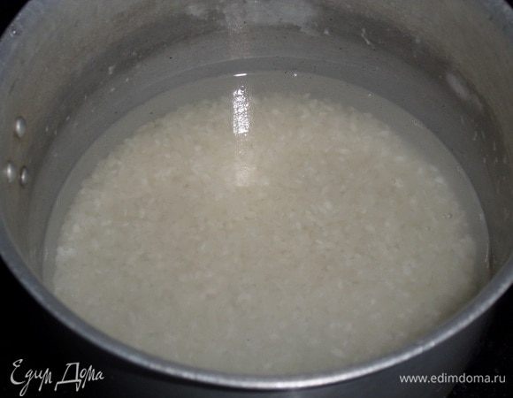 Рис промываем. Заливаем чистой водой. Солим по вкусу. 