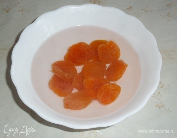 Курагу промываем и заливаем горячей водой на 5–10 минут.