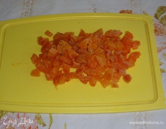 Затем курагу нарезаем мелким кубиком.