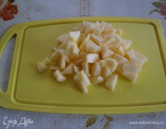 Яблоко очищаем и нарезаем кубиком.