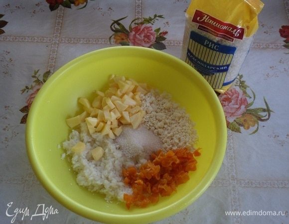 В чашку выкладываем творог, отварной рис, нарезанное яблоко, курагу. Добавляем сахар (по желанию).