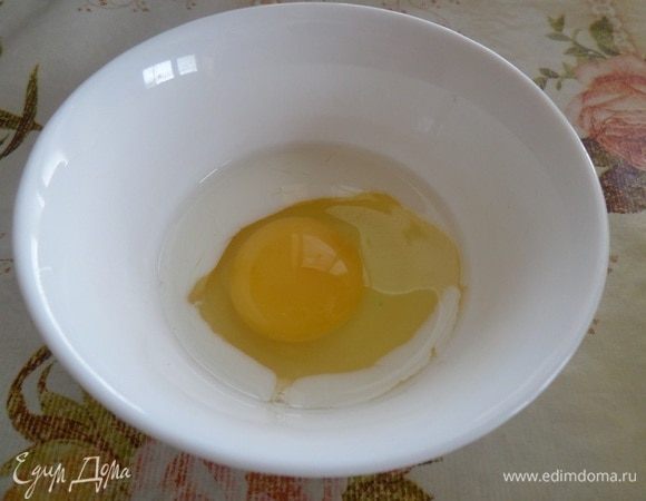 В чашечку разбиваем яйцо. Добавляем 2 ст. л. сливок 10% жирности и щепотку соли. Взбиваем до однородного состояния.