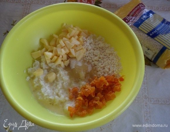 Добавляем яично-сливочную смесь в чашку к остальным ингредиентам. 