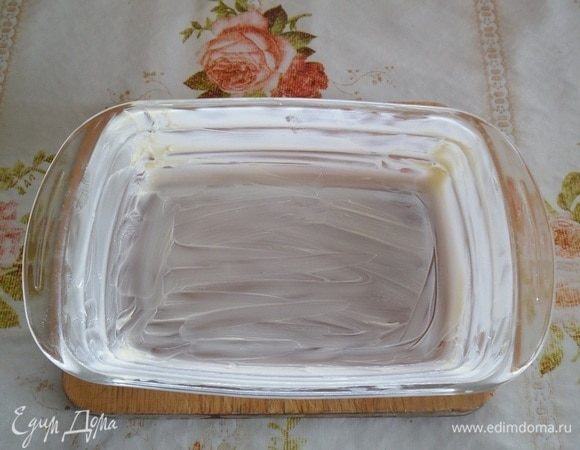 Форму для запекания смазываем сливочным маслом. 