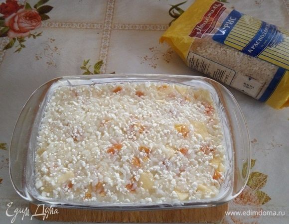 Равномерно распределяем и разравниваем массу. Помещаем форму в разогретую духовку. Размер моей формы для запекания — 20 х 14 х 5 см.