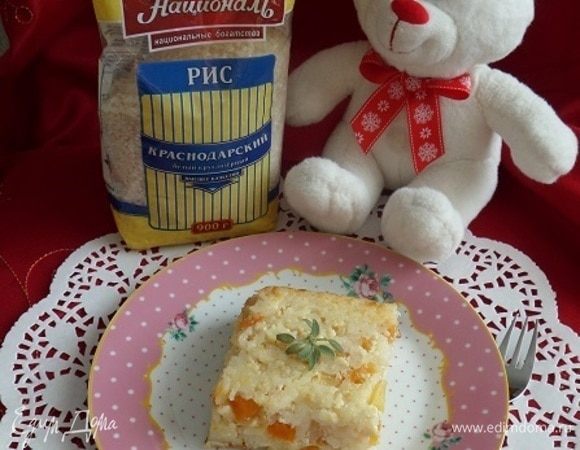 Немного остужаем, нарезаем и подаем запеканку.