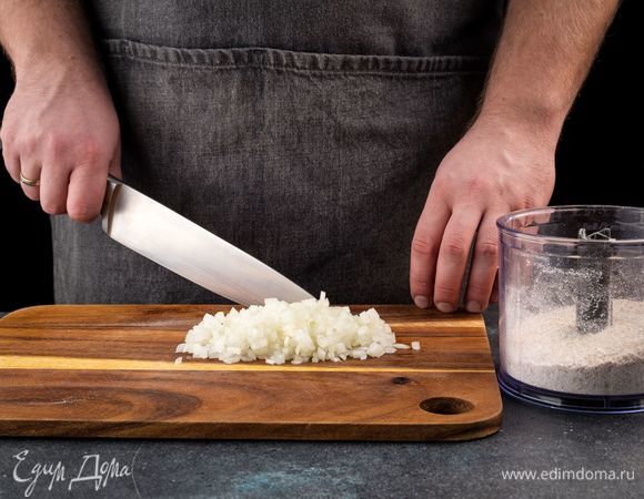 Овсяные хлопья измельчите в муку, нарежьте мелко белую часть лука.