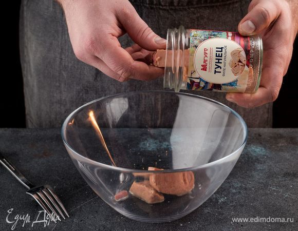 Консервированного тунца ТМ «Магуро» разомните вилкой.