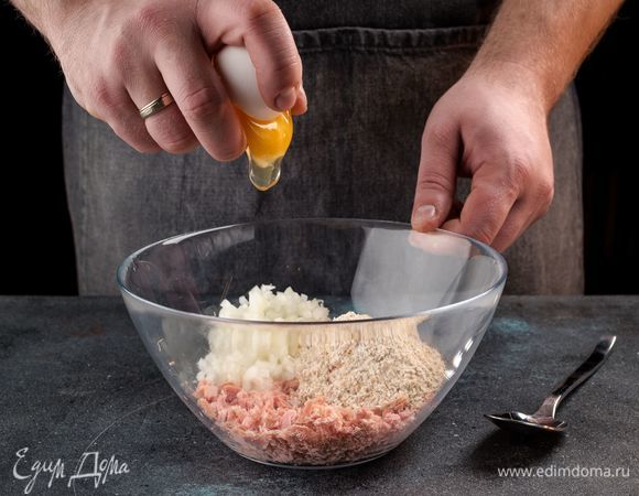 Добавьте яйца, измельченные хлопья и лук, соль по вкусу. Все тщательно перемешайте.