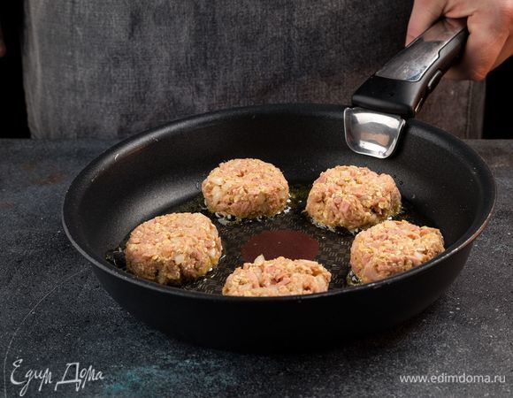 Слегка смажьте оливковым маслом сковородку. Выкладывайте ложкой на разогретую сковороду котлетки и обжаривайте до образования золотистой корочки.