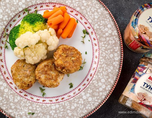 Подавайте рыбные котлетки с гарниром из овощей. Приятного аппетита!