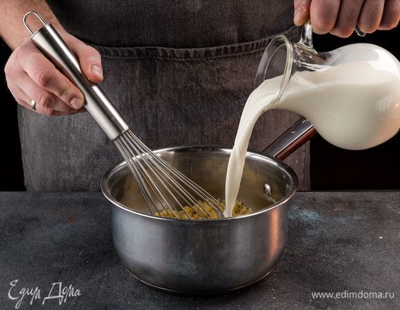 Приготовьте соус к рыбному суфле. Для этого используйте кастрюлю с толстым дном, растопите сливочное масло, муку поджарьте до золотистого цвета, влейте молоко тонкой струйкой, постоянно помешивая. Все хорошо перемешайте, пока соус не загустеет.