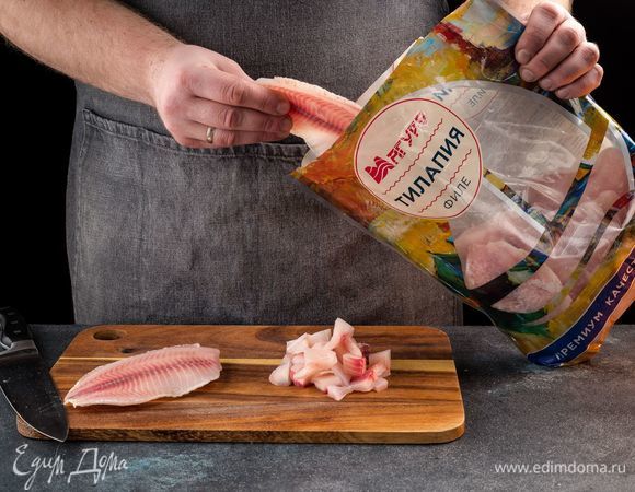 Филе тилапии ТМ «Магуро» разморозьте, обсушите бумажным полотенцем, нарежьте на кусочки и измельчите с помощью кухонного комбайна или блендера.