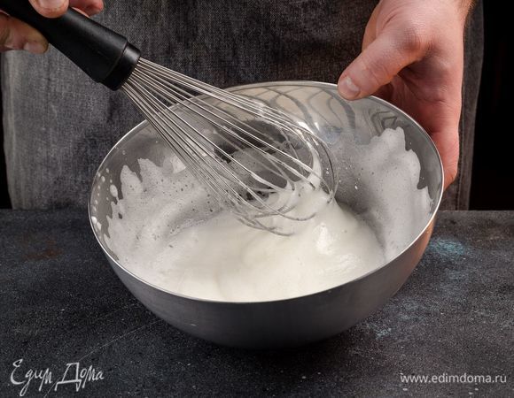 Яичные белки взбейте в пышную пену.