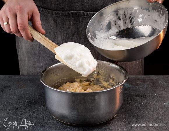 Постепенно введите взбитые белки в основную массу. Все перемешайте.