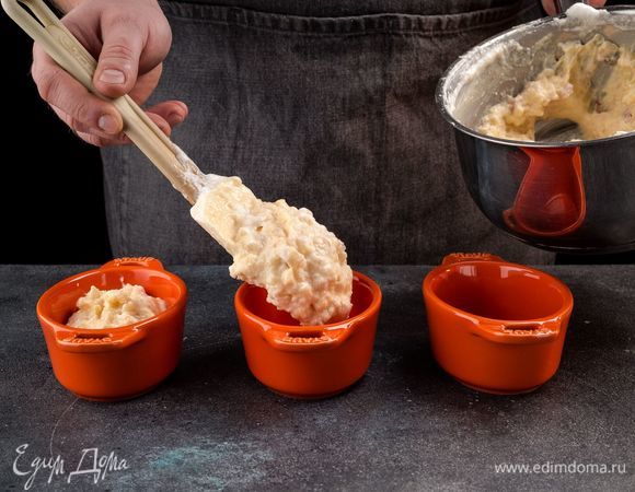 Разогрейте духовку до 180°С. Рыбную массу выложите в формочки до половины объема. Запекайте суфле до золотистого цвета и увеличения в объеме 25–30 минут.