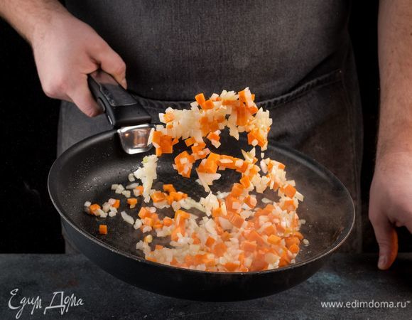 Обжарьте на оливковом масле морковь и лук до золотистого цвета.