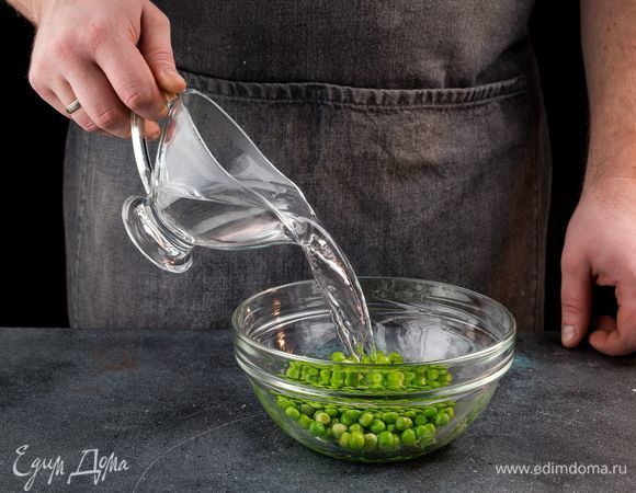 Замороженный зеленый горошек залейте кипятком на 1 минуту и сразу охладите под струей холодной воды.
