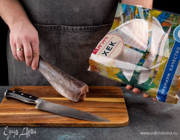 Хека ТМ «Магуро» разморозьте, промойте и обсушите бумажными полотенцами. Отделите филе. Измельчите до состояния фарша.