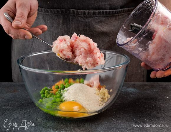 В глубокой чаше соедините рыбный фарш, поджаренную морковь с луком, горошек, манку, измельченный чеснок, яйцо и соль. Все хорошо перемешайте и оставьте на 15 минут для набухания манки.