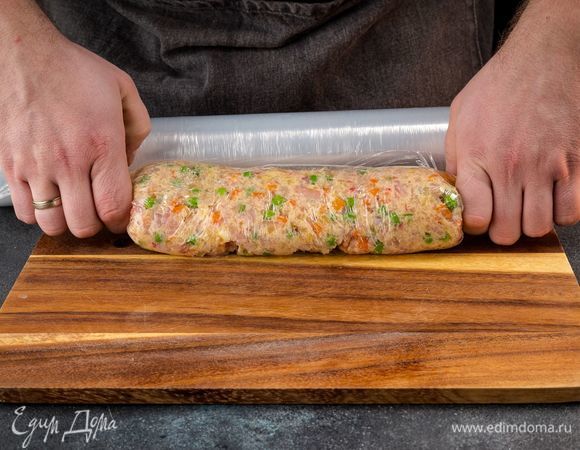 Выложите массу на пищевую пленку в виде батона. Оберните в несколько слоев пленки. Закрепите концы.