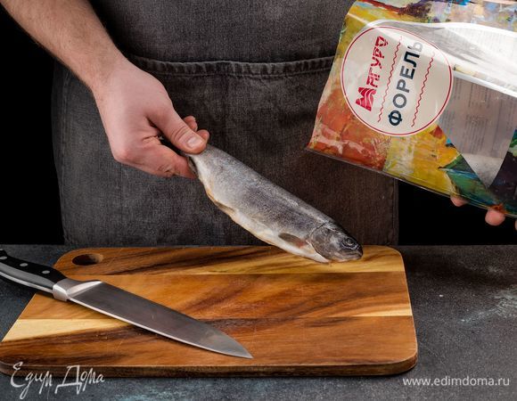 Форель ТМ «Магуро» разморозьте, промойте, отрежьте плавники, голову и хвост. Обсушите бумажными полотенцами.