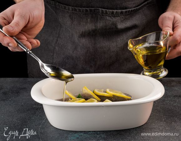 Натрите рыбу внутри и снаружи молотым черным перцем. Наполните брюшко форели зеленью. На одном боку форели сделайте диагональные надрезы. В каждый из них вставьте половинку кружка лимона. Сбрызните рыбу лимонным соком и оливковым маслом.