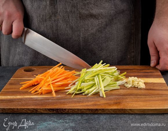 Морковь, лук-порей нарежьте тонкой соломкой, чеснок измельчите.