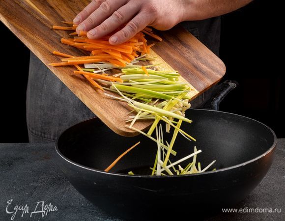 Обжарьте овощи на оливковом масле.