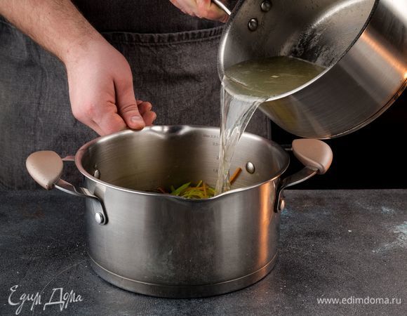 Переложите овощи в кастрюлю, добавьте рыбный бульон. Доведите до кипения и варите 10 минут.