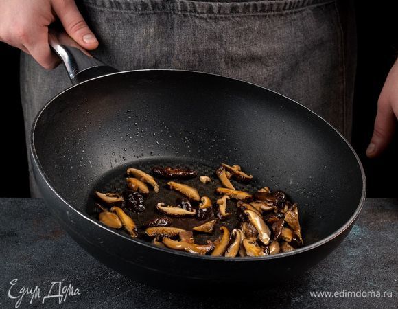 Грибы шиитаке нарежьте и обжарьте на оливковом масле до золотистой корочки. Добавьте специи по вкусу.