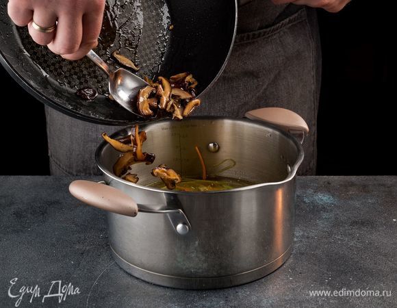 Готовые шиитаке добавьте в рыбный бульон.