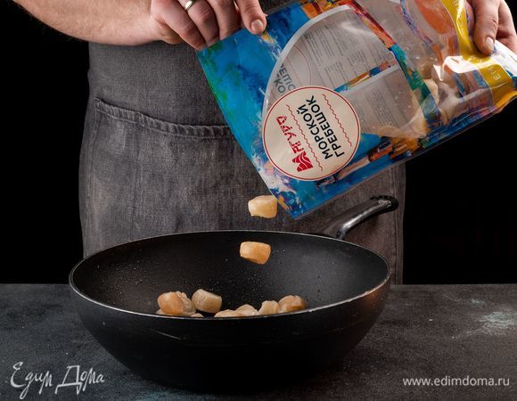 Морские гребешки ТМ «Магуро» разморозьте и обжарьте на оливковом масле с двух сторон по 30 секунд. Добавьте в суп.