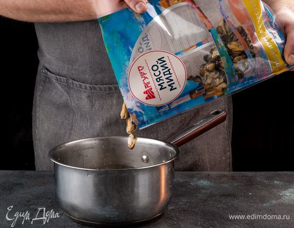 Мясо мидий ТМ «Магуро» отварите в подсоленной воде в течение 5 минут. Воду слейте, а мидии остудите.