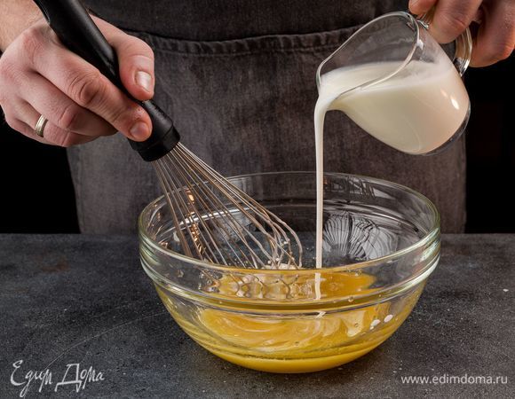 Приготовьте соус-заправку. Взбейте венчиком лимонный сок, оливковое масло, горчицу. Добавьте соль и мед по вкусу.Добавьте йогурт в соус и все хорошо перемешайте.