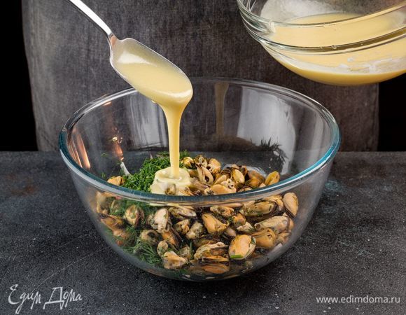 Полейте заправкой салат и дайте настояться в течение 30 минут.