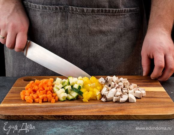 Овощи и грибы очистите, нарежьте кубиками.