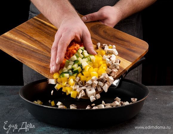 Протушите овощи и грибы на оливковом масле до мягкости.