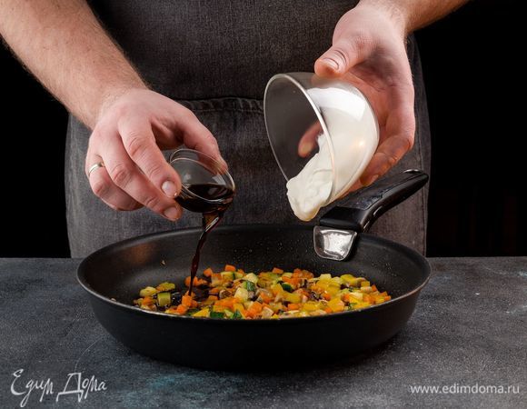 Добавьте соевый соус по вкусу и сметану, перемешайте.