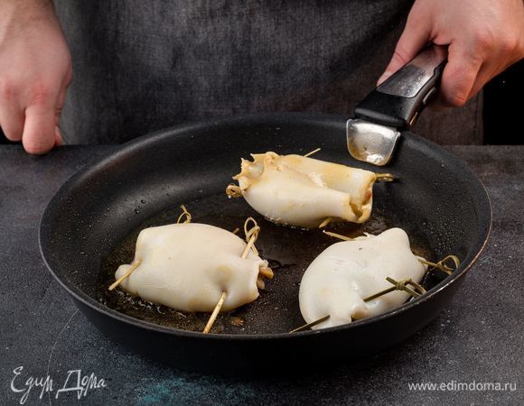 Обжарьте кальмары на оливковом масле по 1,5 минуты с каждой стороны.