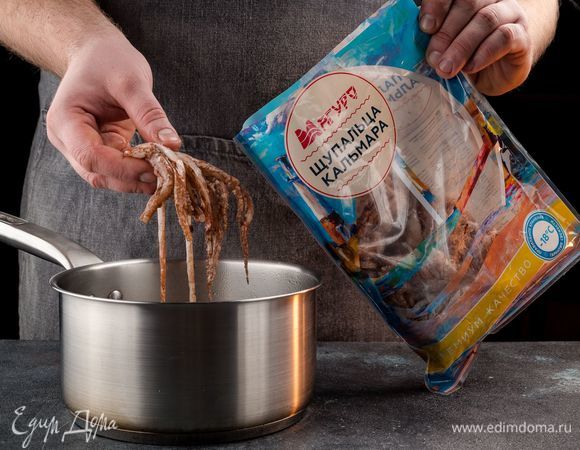 Разморозьте и отварите щупальца кальмара ТМ «Магуро» в кипящей воде 30 минут.