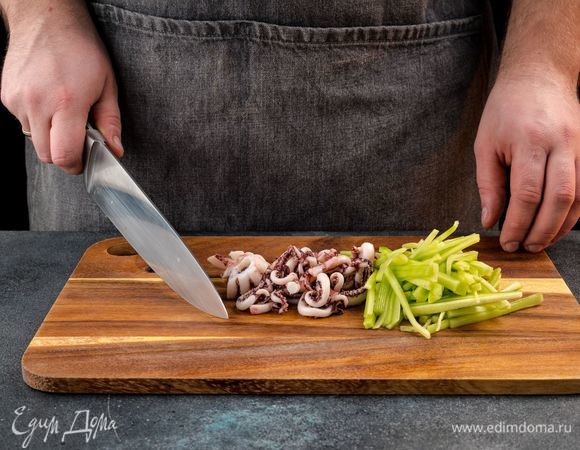 Остудите щупальца кальмара и нарежьте соломкой. Очистите и нарежьте соломкой огурец.